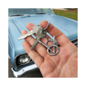 V8 Sterling‑Silber Schlüsselanhänger in der Hand vor USA Oldtimer Hand hält einen V8 Schlüsselanhänger aus 925 Sterling‑Silber vor rostiger Oldtimer‑Motorhauneaube – perfektes Accessoire für US‑Car‑Fans, Gearheads und Hot‑Rod‑Liebhaber.