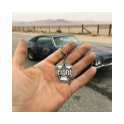 V8 Silber‑Schlüsselanhänger vor US‑Roadster in der Wüste Hand hält einen V8‑Schlüsselanhänger aus 925er Sterling‑Silber vor einem US‑Roadster in der Wüste – Zubehör für Roadtrip‑Fans, Fahrer und Vintage‑Liebhaber.