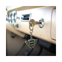 V8 Flammen‑Schlüsselanhänger im Oldtimer‑Cockpit V8 Schlüsselanhänger im Flammen‑Design aus Messing hängt am Zündschloss eines Oldtimer‑Cockpits – Accessoire für US‑Car‑Fans, Muscle‑Car‑Fahrer und Gearheads.