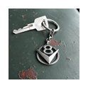 V8 Silber‑Keychain auf verrosteter Pick‑up‑Motorhaube Handgefertigter V8‑Schlüsselanhänger aus 925 Sterling‑Silber am Schlüsselbund auf verrosteter grüner Pick‑up‑Haube – Accessoire für Retro‑Car‑Liebhaber und Rat‑Rod‑Fans.