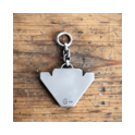V8 Sterling‑Silber Schlüsselanhänger – Rückansicht auf Holz Rückseite eines V8‑Schlüsselanhängers aus 925er Sterling‑Silber in schlichter Triangelform, fotografiert auf gealtertem Holz – edles Accessoire für Custom‑Car‑Fans und Schrauber.