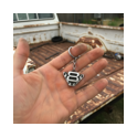V8 Silber‑Schlüsselanhänger in der Hand vor Pick‑up‑Ladefläche Hand hält einen V8‑Schlüsselanhänger aus 925er Sterling‑Silber mit Triangel‑Flammendesign vor einer weißen Pick‑up‑Ladefläche mit Rost – perfektes Accessoire für Vintage‑Pickup‑Fahrer, Schrauber und US‑Car‑Enthusiasten.