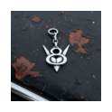 V8 Sterling‑Silber Schlüsselanhänger Nahaufnahme mit Patina Nahaufnahme eines V8 Schlüsselanhängers aus 925 Sterling‑Silber mit Patina auf rostiger Oldtimer‑Haube – Vintage‑Accessoire für Gearheads und Muscle‑Car‑Enthusiasten.
