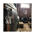V8 Sterling‑Silber Schlüsselanhänger in der Hand vor Pickup Hand hält einen V8 Schlüsselanhänger aus 925 Sterling‑Silber vor rostiger Oldtimer‑Pickup‑Haube – perfektes Accessoire für US‑Car‑Fans, Gearheads und Hot‑Rod‑Liebhaber.