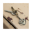 V8 Schlüsselanhänger Messing oval auf beige Oldtimer‑Haube Handgefertigter V8 Schlüsselanhänger im ovalen Design aus Messing auf beige Motorhaube mit Schlüsselbund.