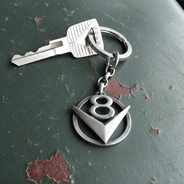 V8 Schlüsselanhänger rund – 925 Silber Runder V8-Anhänger in 925er Silber, patiniert; Close-up auf Oldtimerlack.