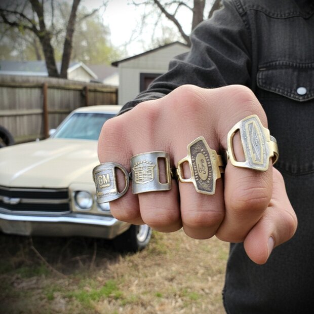 Upcycling-Ring aus einem originalen Vintage-Autoschlüssel, Messing mit Patina