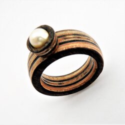 Handgefertigter Ring aus Edelholz mit Perle