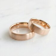 Minimalistische Trauringe aus mattem Gold