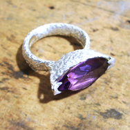 Designerring mit Amethyst im Navette Schliff