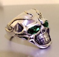 Skull-Ring mit grünen Edelsteinen