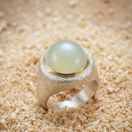 Mondstein Ring Silber Gold massiv Bicolor Struktur Oberfläche Cabochon rund groß Statement Schmuck handgefertigt