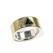 Bandring Gold breit matt mit grünem Turmalin Dreieck und drei Brillanten Diamanten modern Handarbeit