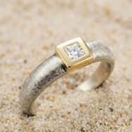 Diamantring viereckig Bicolor Weißgold Gelbgold Princess Cut quadratisch mattiert Eismatt Verlobungsring modern Handarbeit