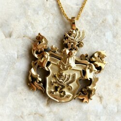 3D-Wappenanhänger aus 750er Gelbgold mit Löwe und Helmzier, detailreiche heraldische Ornamente an Goldkette auf hellem Stein