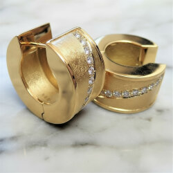 Massive Gold-Creolen 585er, kombiniert matt gebürstet und poliert, besetzt mit einer Reihe funkelnder Brillanten. Klassisches und modernes Design.